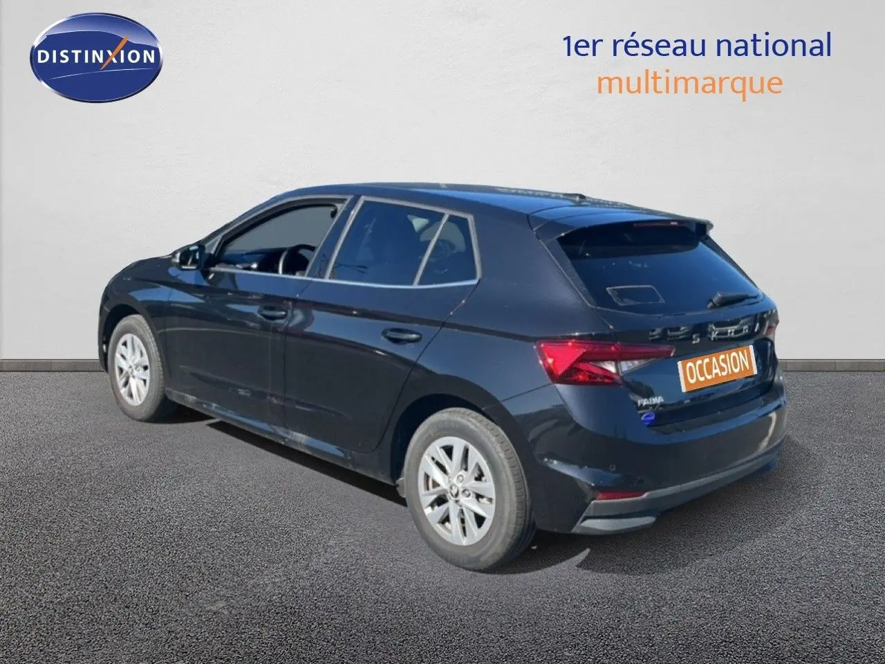 Vue 3/4 arrière droite d'une Skoda Fabia 2025 noire métallisée avec jantes alliage et feux arrière LED visibles.