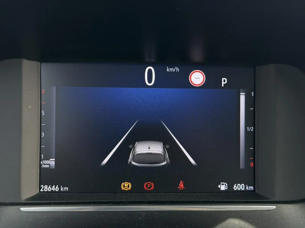 Affichage numérique 7 pouces du combiné d'instrumentation montrant une voiture vue de dessus en gris sur fond noir.
