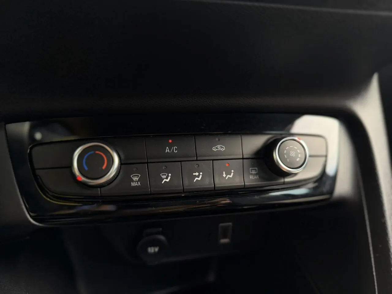 Détail de la console centrale noire de l’Opel Corsa 2025 avec commandes de climatisation manuelle.