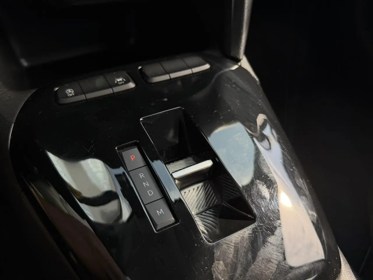 Gros plan sur la console centrale noire brillante avec levier de vitesses automatique de l’Opel Corsa 2025.