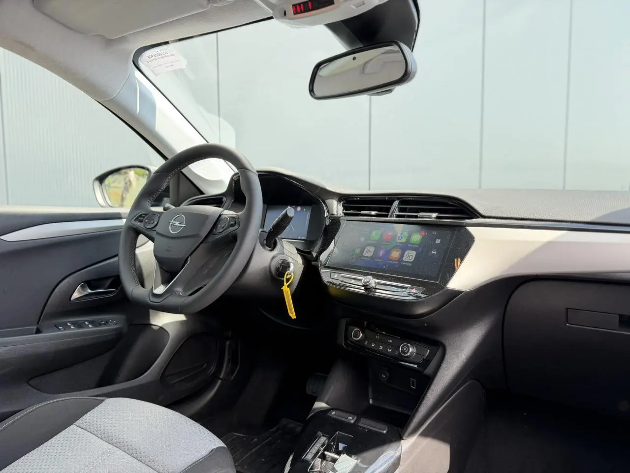 Vue intérieure côté conducteur de l'Opel Corsa 2025, tableau de bord noir avec écran tactile et volant multifonction.