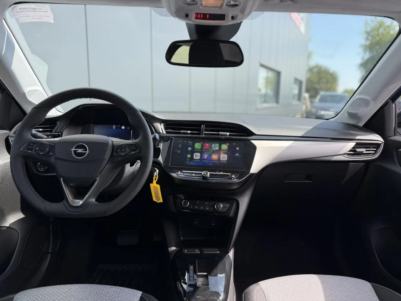 Vue avant de l’habitacle de l’Opel Corsa 2025, tableau de bord noir avec écran tactile et volant multifonction.