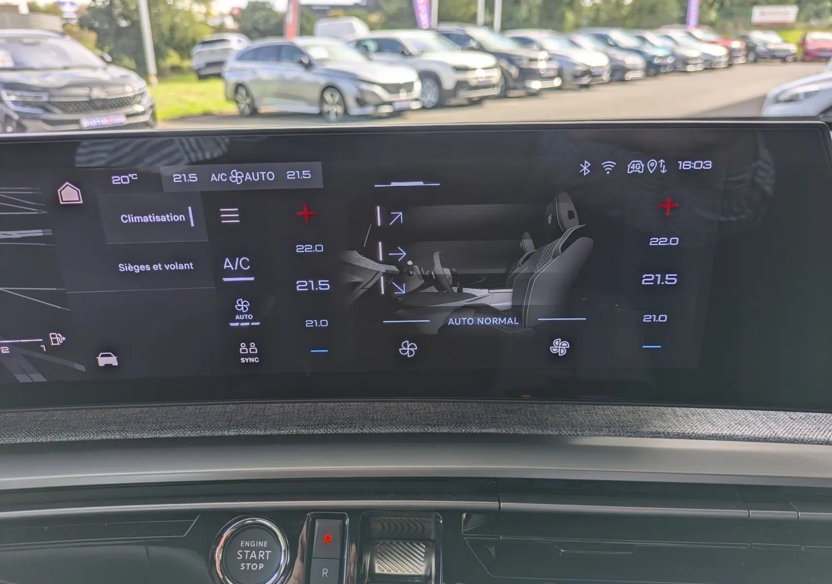 Écran tactile du tableau de bord du Peugeot 3008 Hybrid 145 GT, affichant la climatisation et les réglages des sièges.