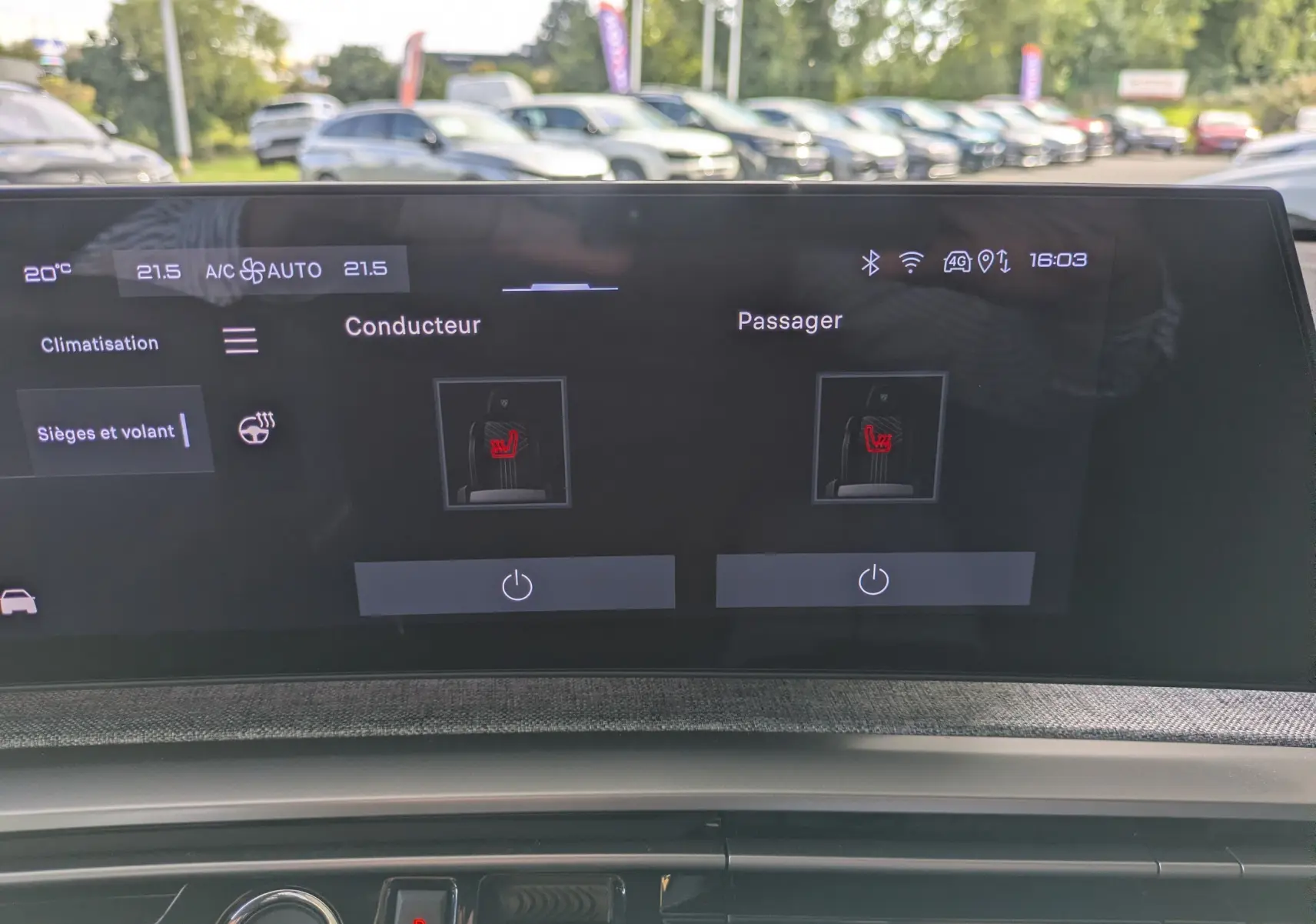Écran tactile intérieur du Peugeot 3008 Hybrid 145 GT 2025 montrant la commande des sièges chauffants conducteur et passager.