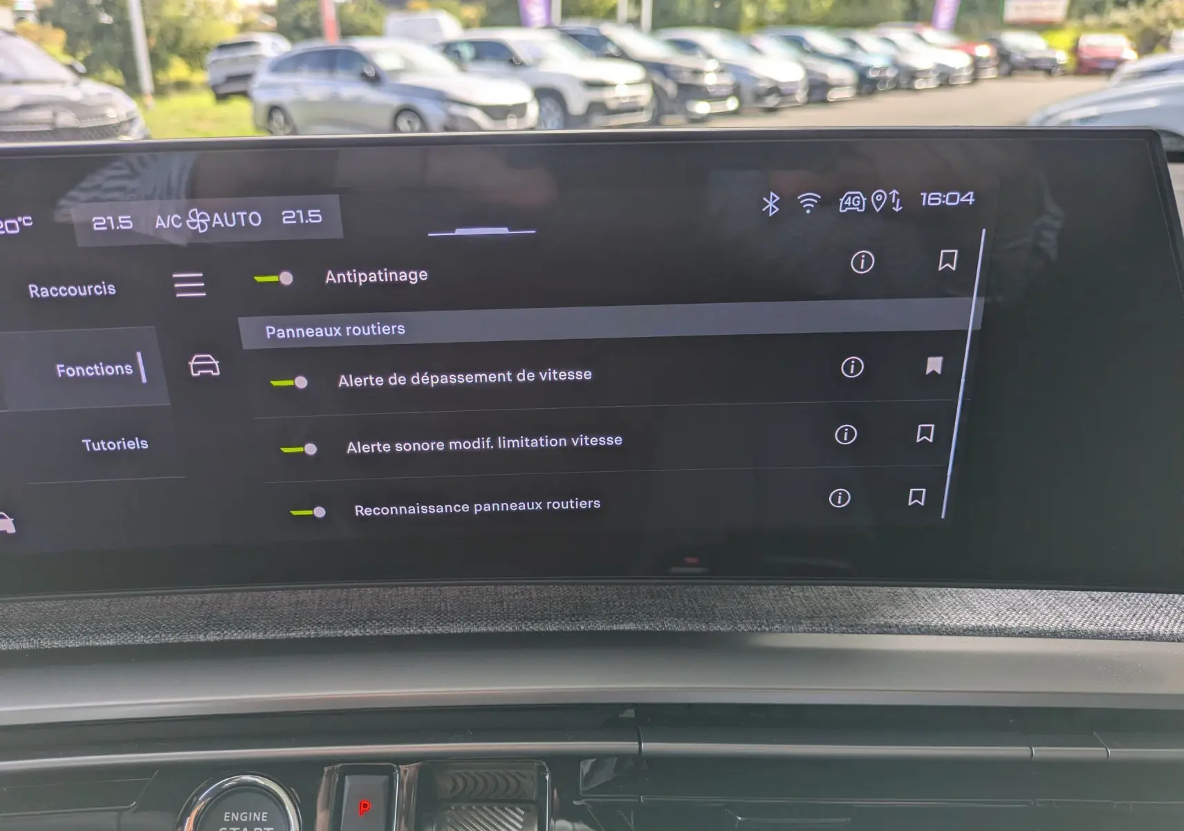 Vue intérieure du tableau de bord du Peugeot 3008 Hybrid 145 GT 2025 avec écran tactile affichant les réglages d'assistance à la conduite.