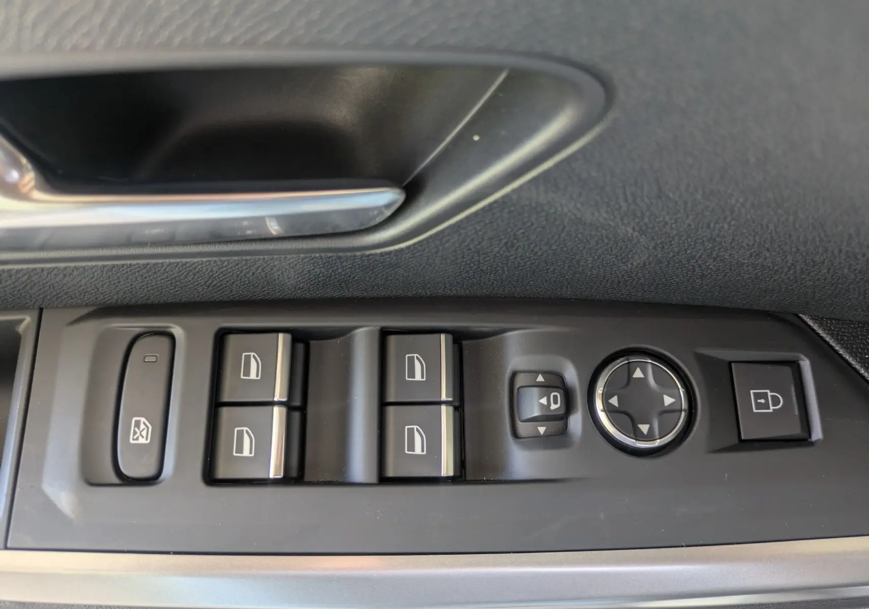 Gros plan sur les commandes de lève-vitres et rétroviseurs côté gauche d’une Peugeot 3008 Hybrid 145 GT noire.