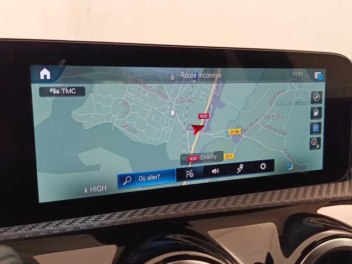 Écran tactile de navigation 3D de la Mercedes Classe A 250 e Business Line noir, affichage carte détaillée.