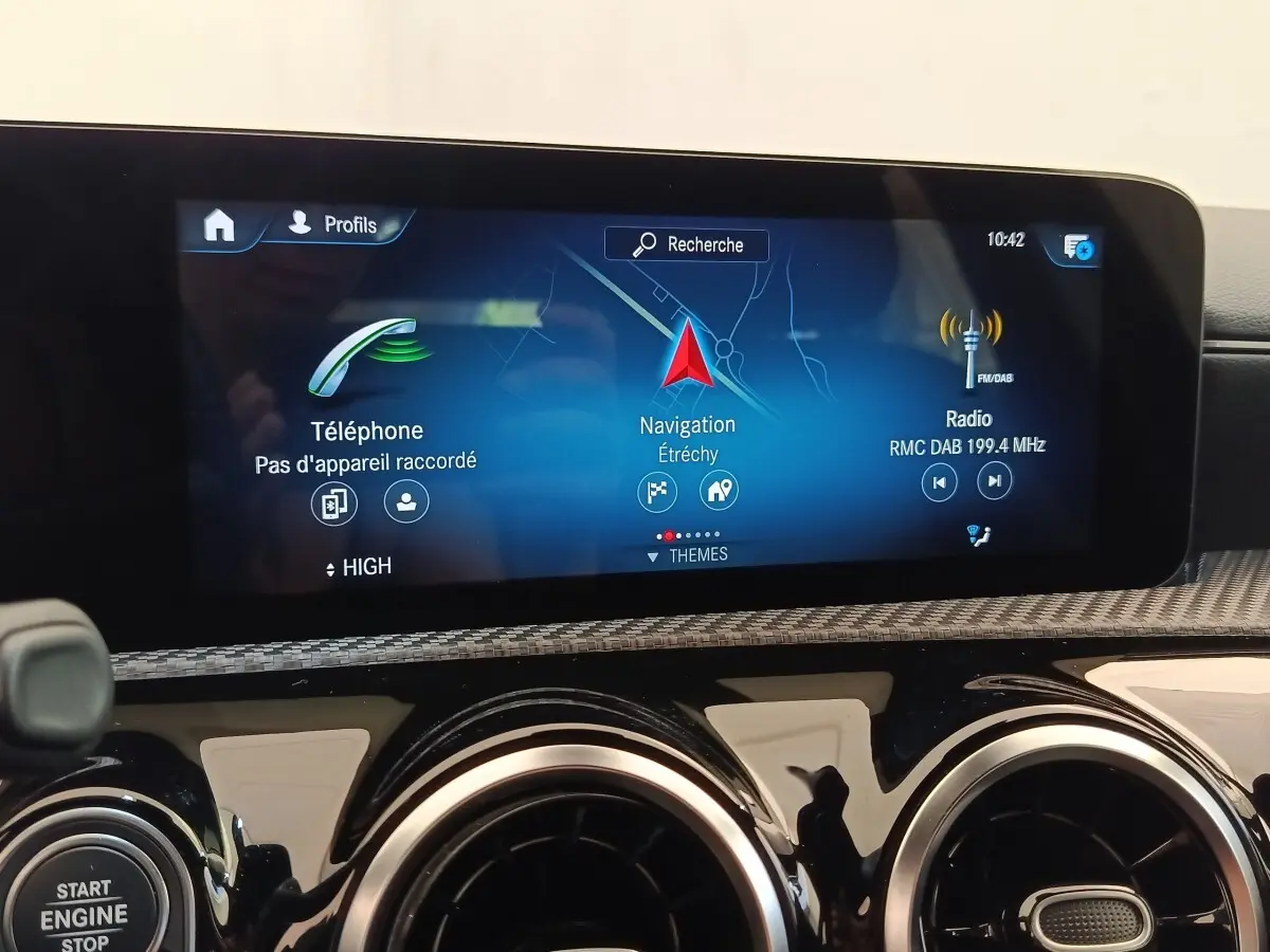 Écran tactile central de la Mercedes Classe A 250 e Business Line 2022 avec navigation, radio et commandes visibles.