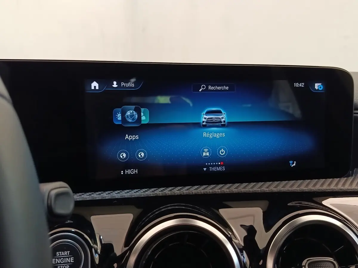 Écran tactile central de la Mercedes Classe A 250 e Business Line 2022, vue intérieure avant avec tableau de bord noir.