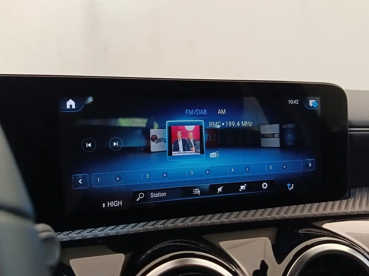 Écran tactile central affichant la radio FM/DAB dans l’habitacle d’une Mercedes Classe A noire, version 2022.