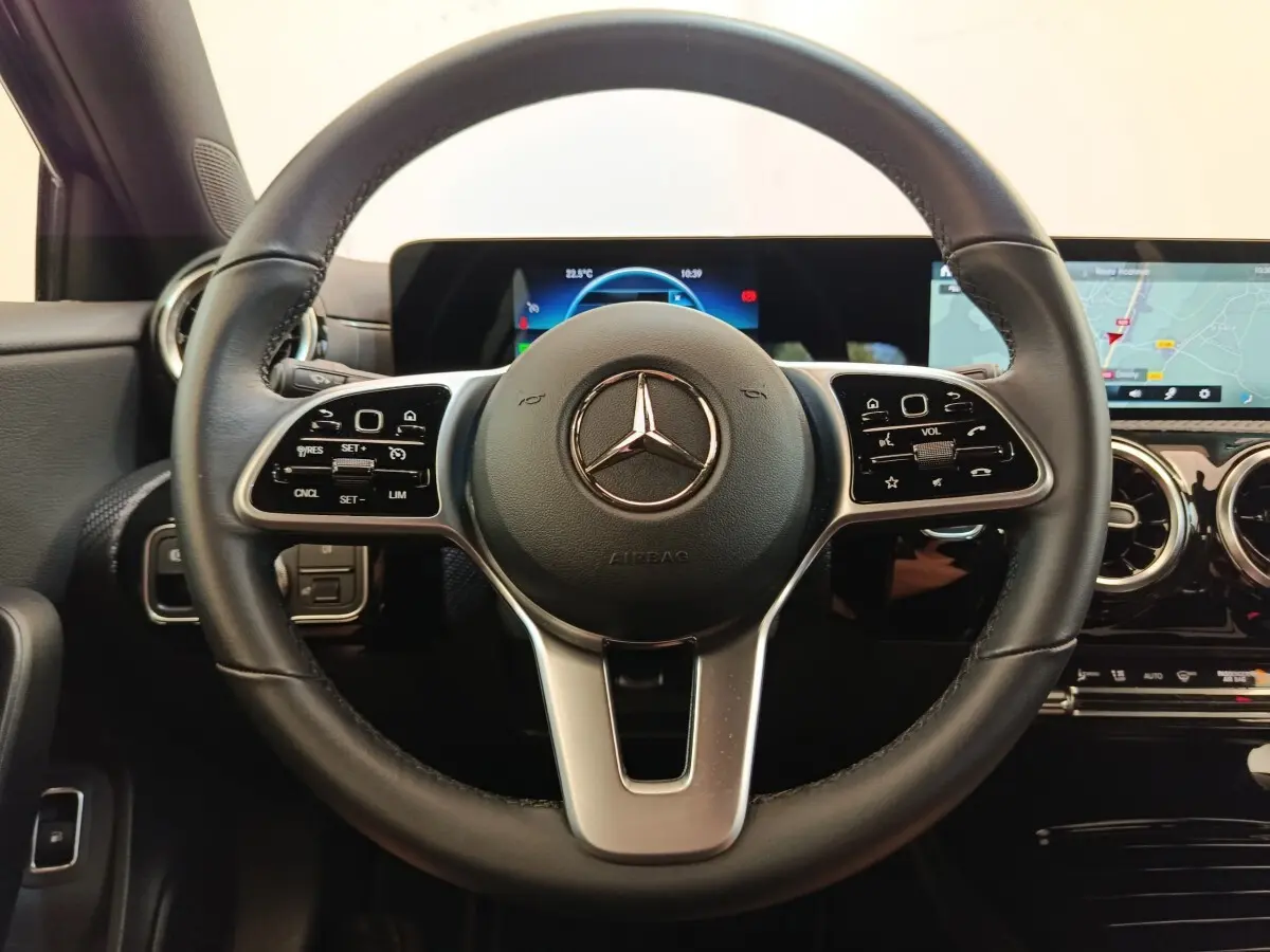 Volant cuir noir multifonctions de Mercedes Classe A 250 e Business Line 2022 avec tableau de bord numérique et écran tactile.