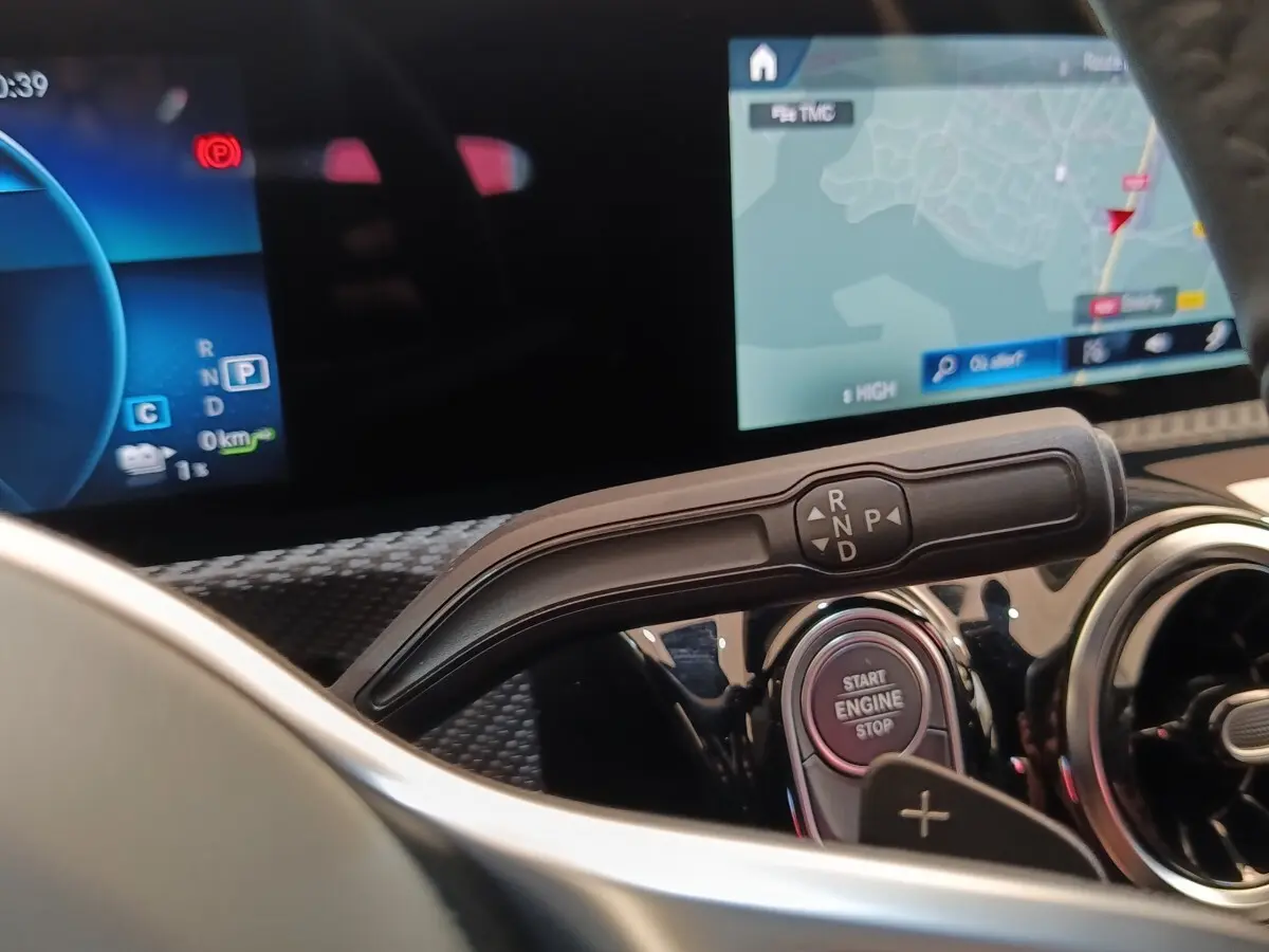 Gros plan sur la commande de boîte automatique et bouton start/stop dans l’habitacle noir de la Mercedes Classe A 250 e.