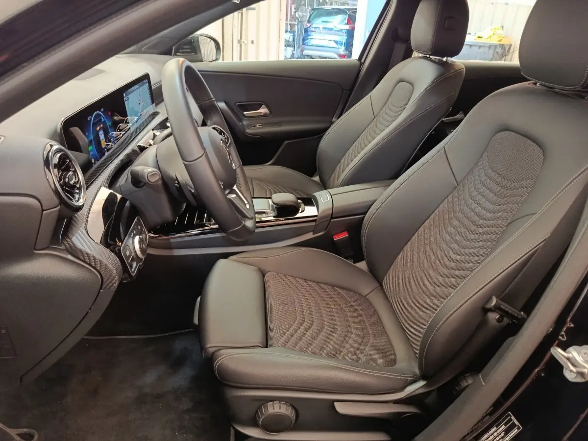 Intérieur noir de la Mercedes Classe A 250 e Business Line 2022, vue côté conducteur avec sièges et tableau de bord.
