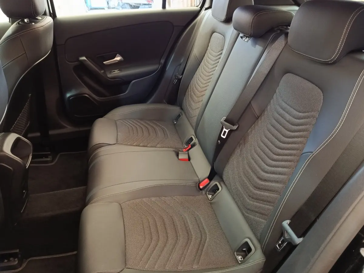 Vue intérieure des sièges arrière en tissu gris et cuir noir de la Mercedes Classe A 250 e Business Line 2022.