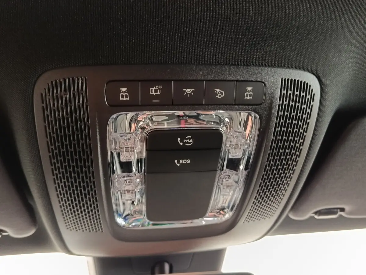 Vue en contre-plongée du plafonnier noir avec commandes d’appel d’urgence et éclairage dans une Mercedes Classe A 250 e 2022.