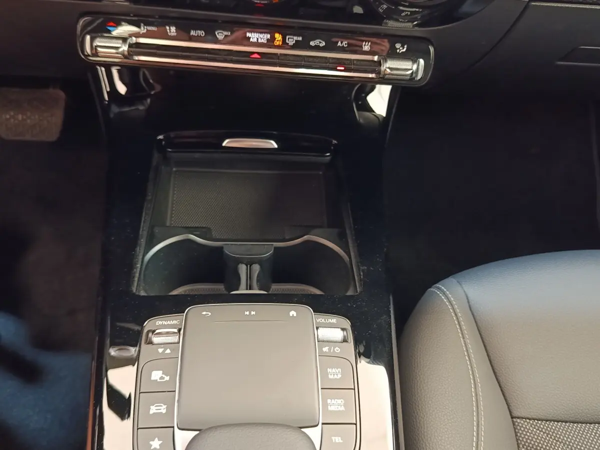 Vue rapprochée de la console centrale noire avec pavé tactile et commandes sur Mercedes Classe A 250 e Business Line.