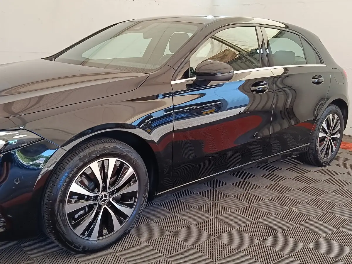 Vue latérale droite d'une Mercedes Classe A 250 e Business Line noire avec jantes alliage distinctives.