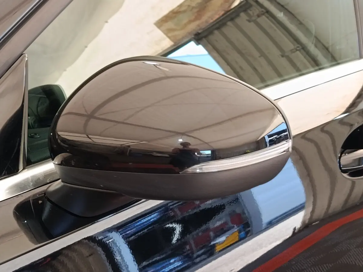 Rétroviseur extérieur droit noir brillant de la Mercedes Classe A 250 e Business Line 2022, vue rapprochée.