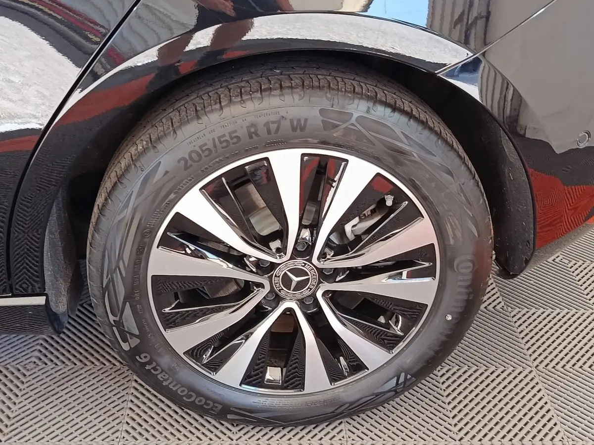 Gros plan sur la jante alliage noir et argentée de la Mercedes Classe A 250 e Business Line noire, roue arrière droite.