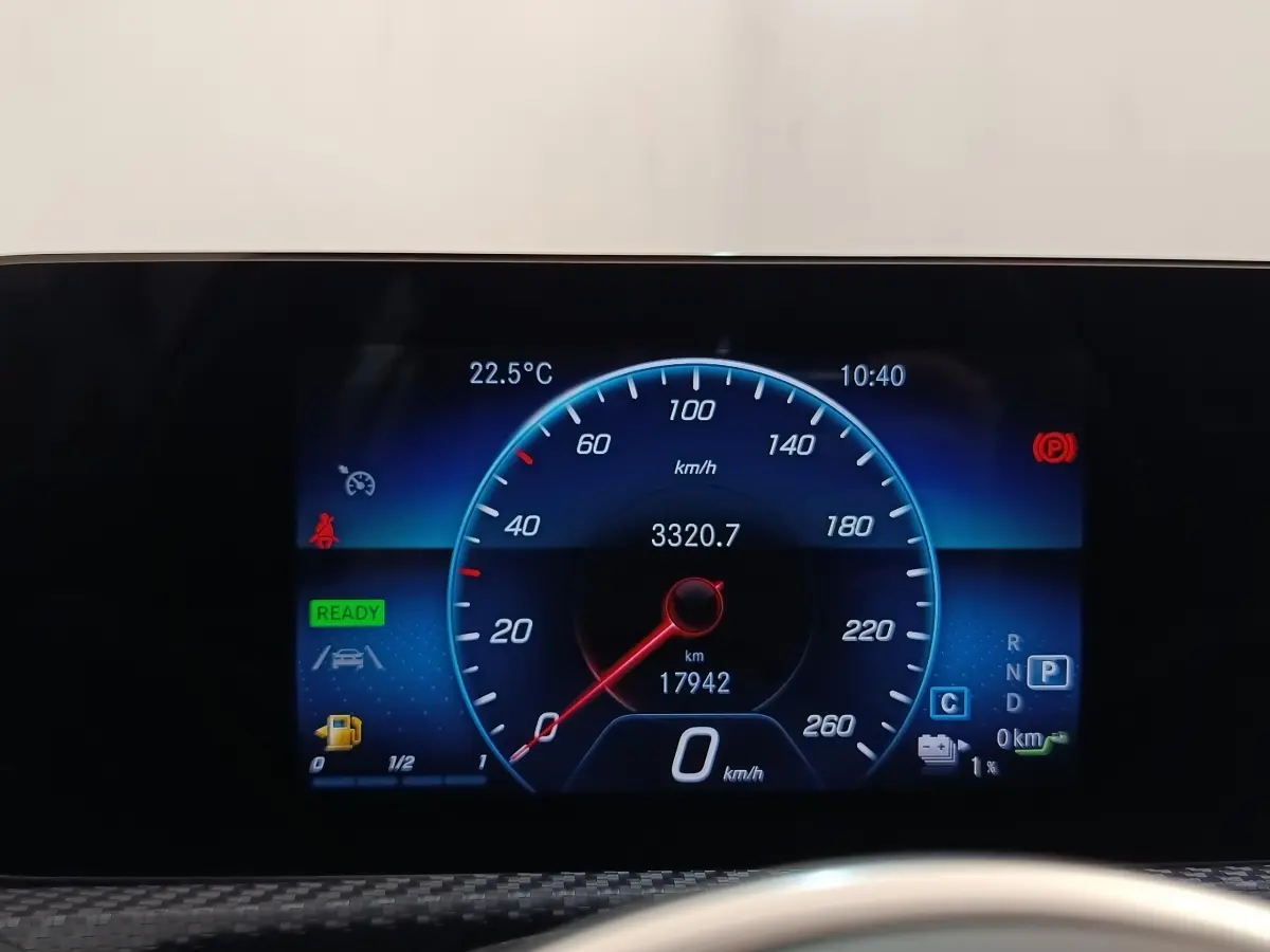 Affichage numérique du tableau de bord de la Mercedes Classe A 250 e Business Line noir, vitesse à 0 km/h, température 22,5°C.