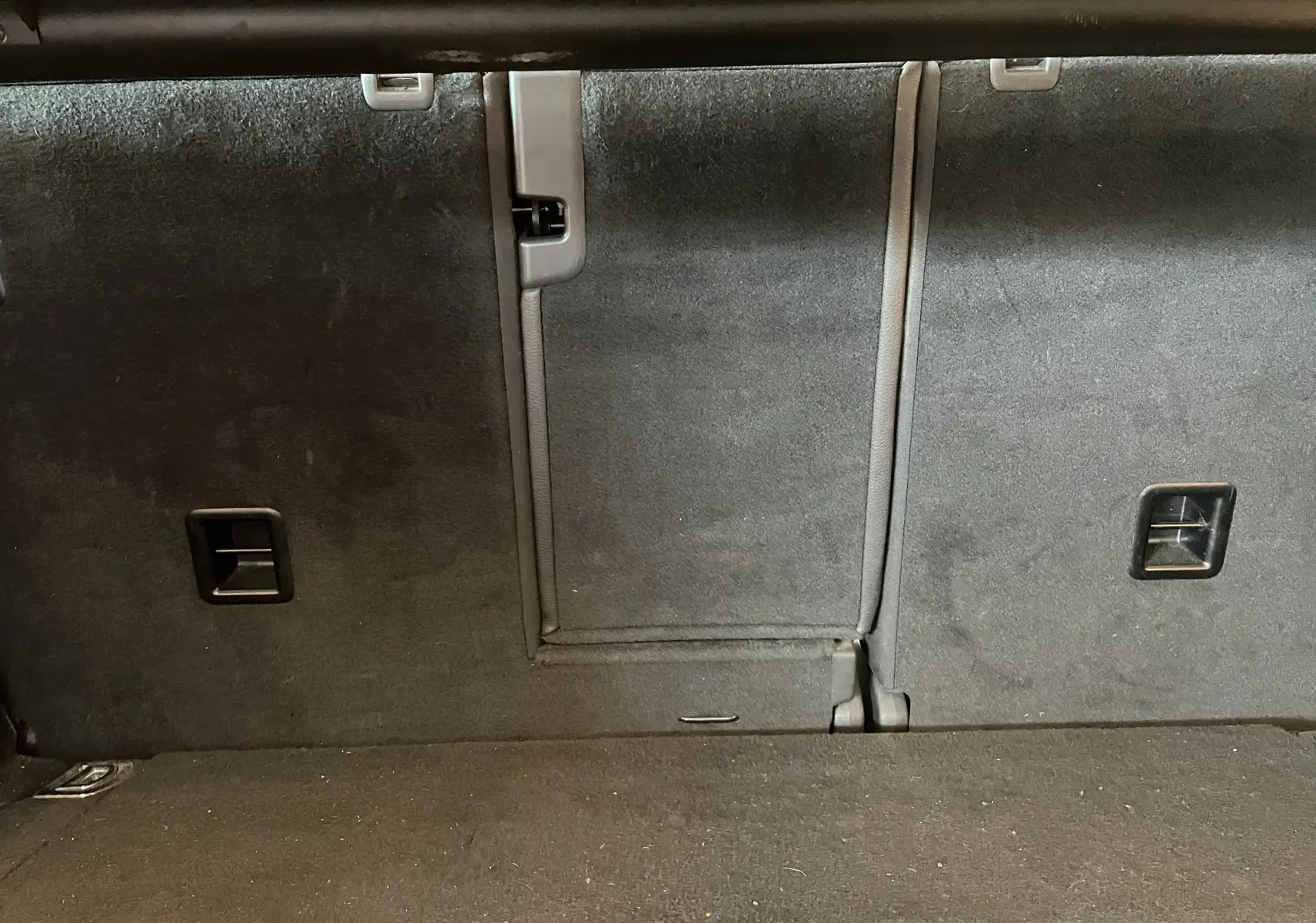 Vue rapprochée de la banquette arrière noire du Volkswagen Touareg 2012, soulignant les fixations et textures du tissu.