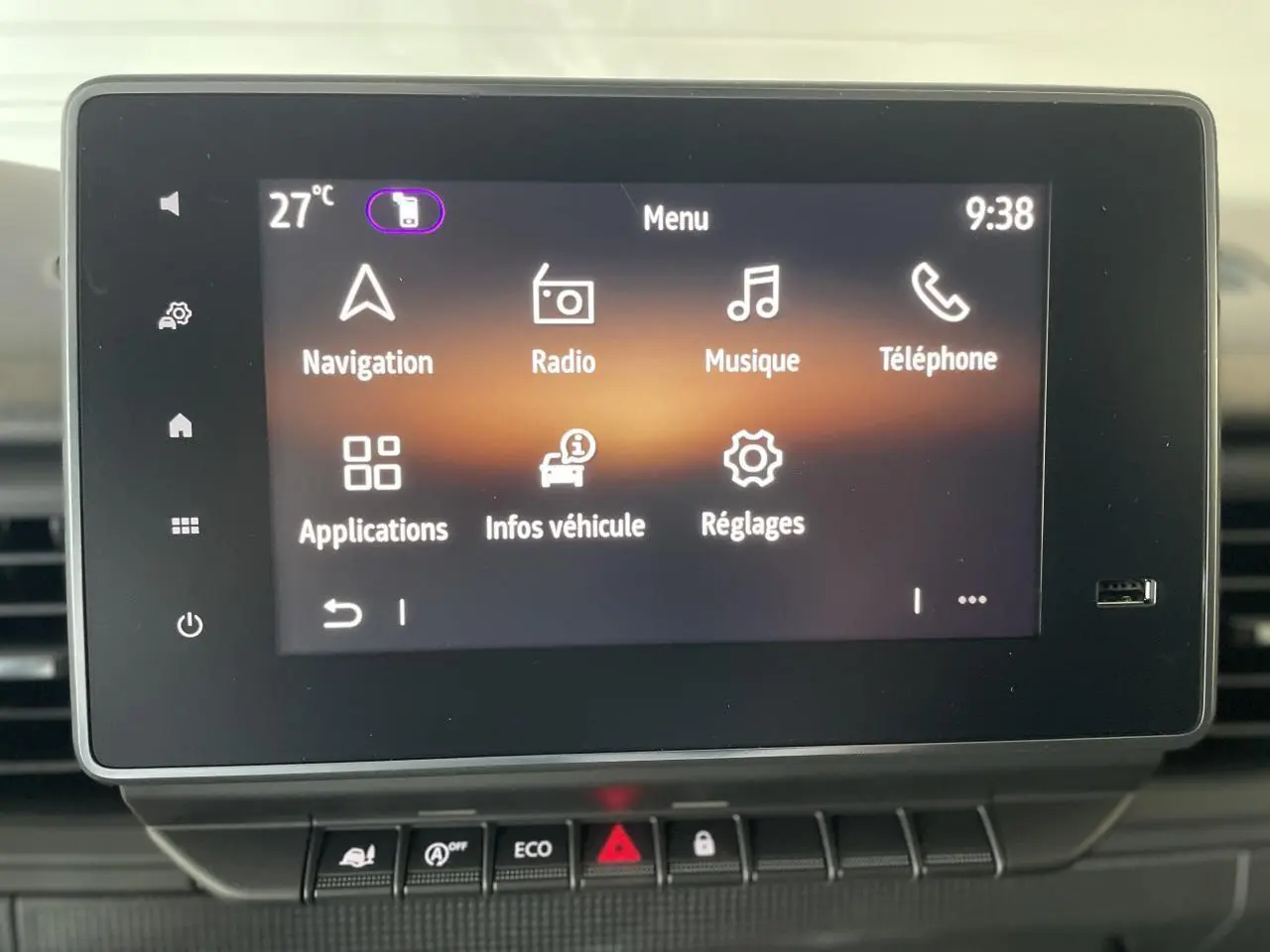 Écran tactile multimédia Easy Link 8 pouces du Renault Trafic Fourgon, affichant menu navigation et réglages.