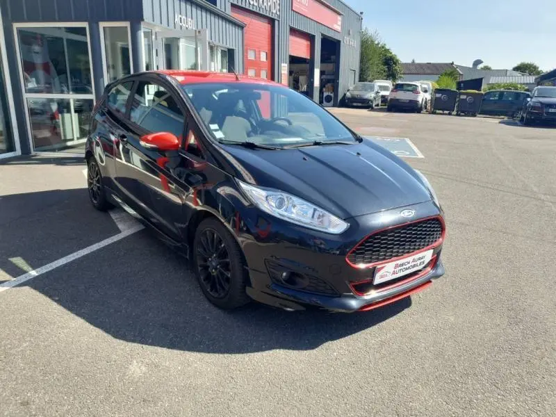 Ford Fiesta 2015 noire vue 3/4 avant droit avec détails rouges sur calandre et rétroviseurs rouges