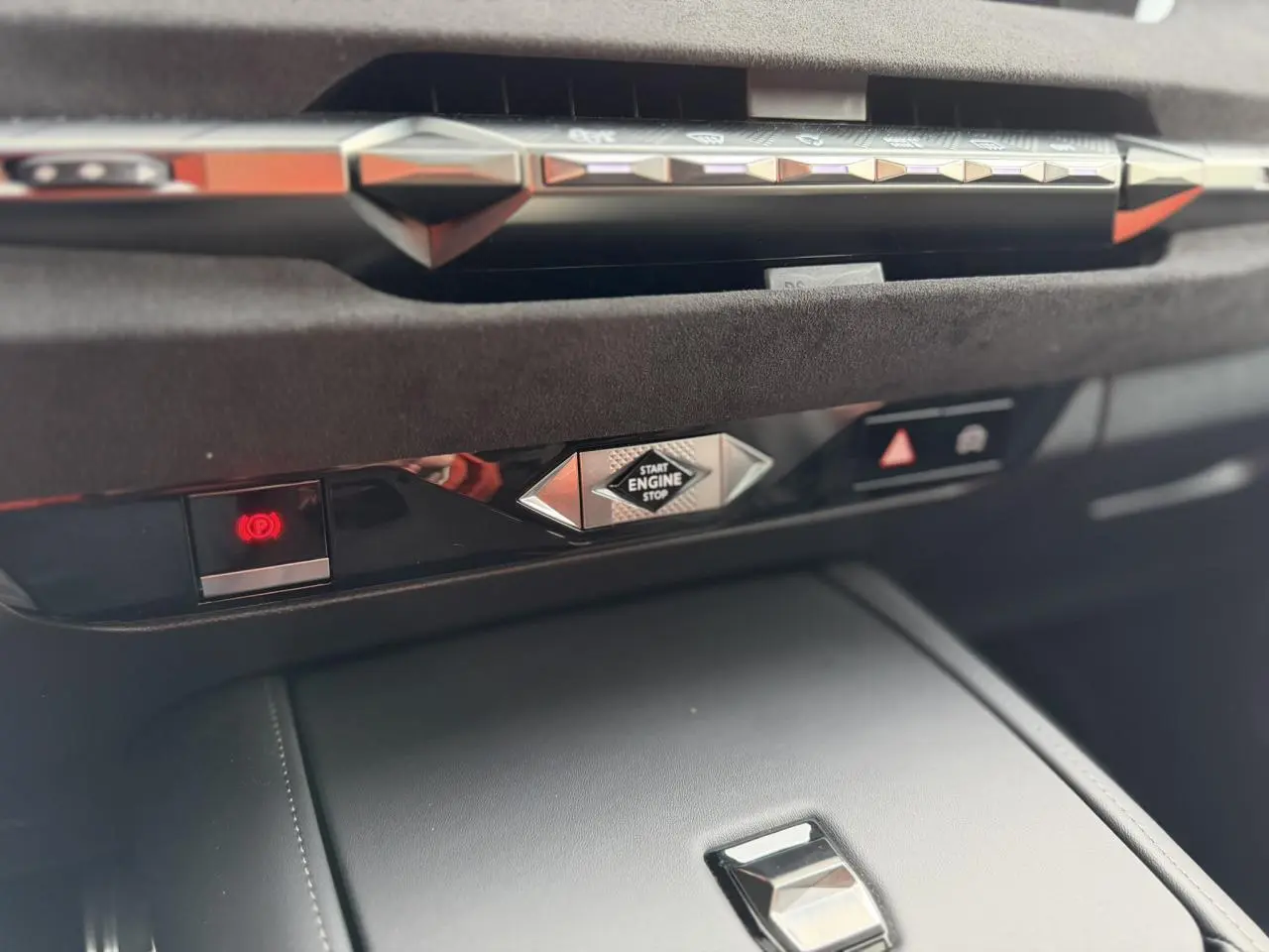 Détail du tableau de bord noir Alcantara du DS4 2025 avec bouton Start Engine Stop et commandes éclairées.