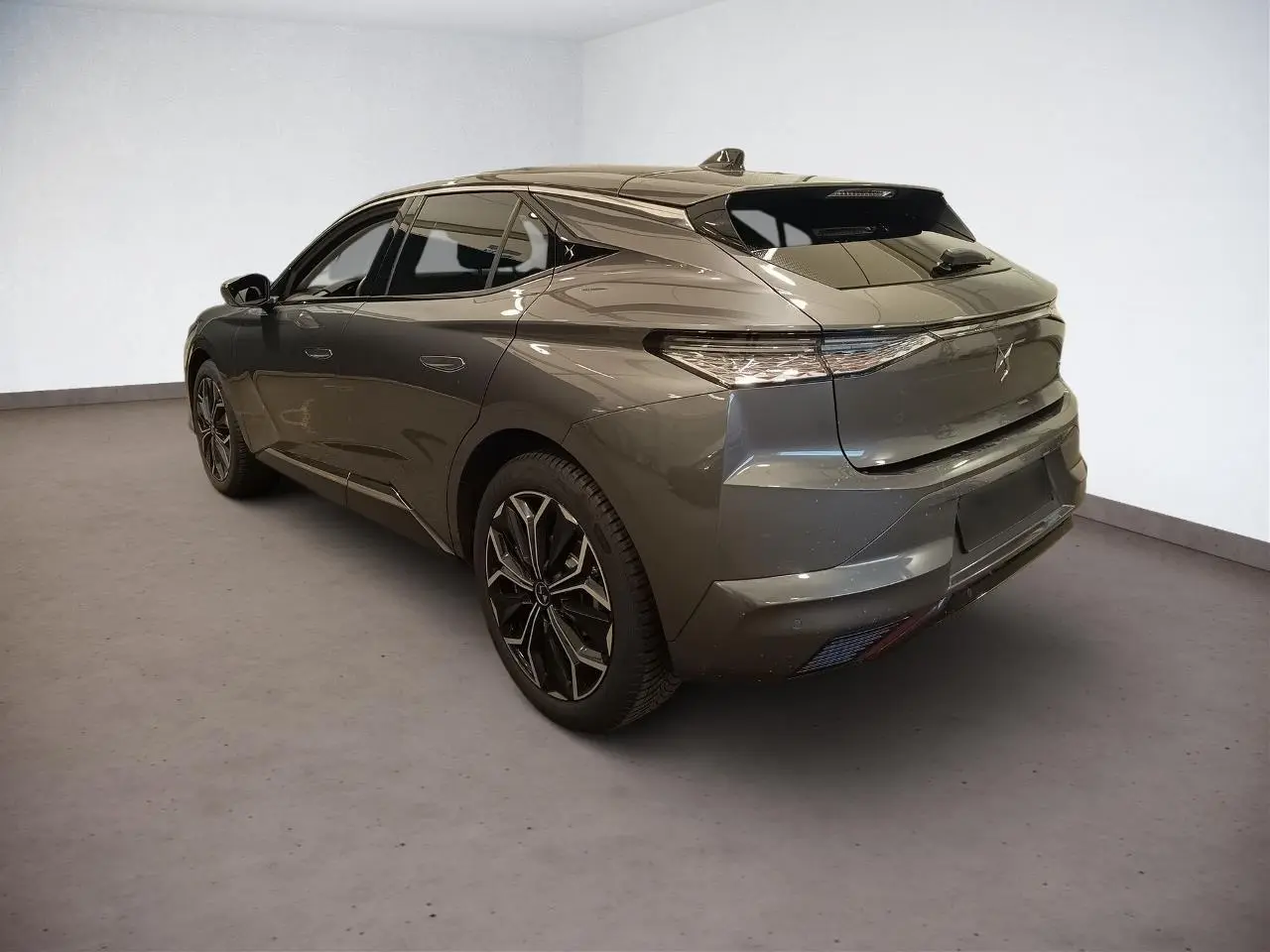 Vue 3/4 arrière droite d'une DS4 gris Platinium avec jantes alliage et toit ouvrant électrique visible