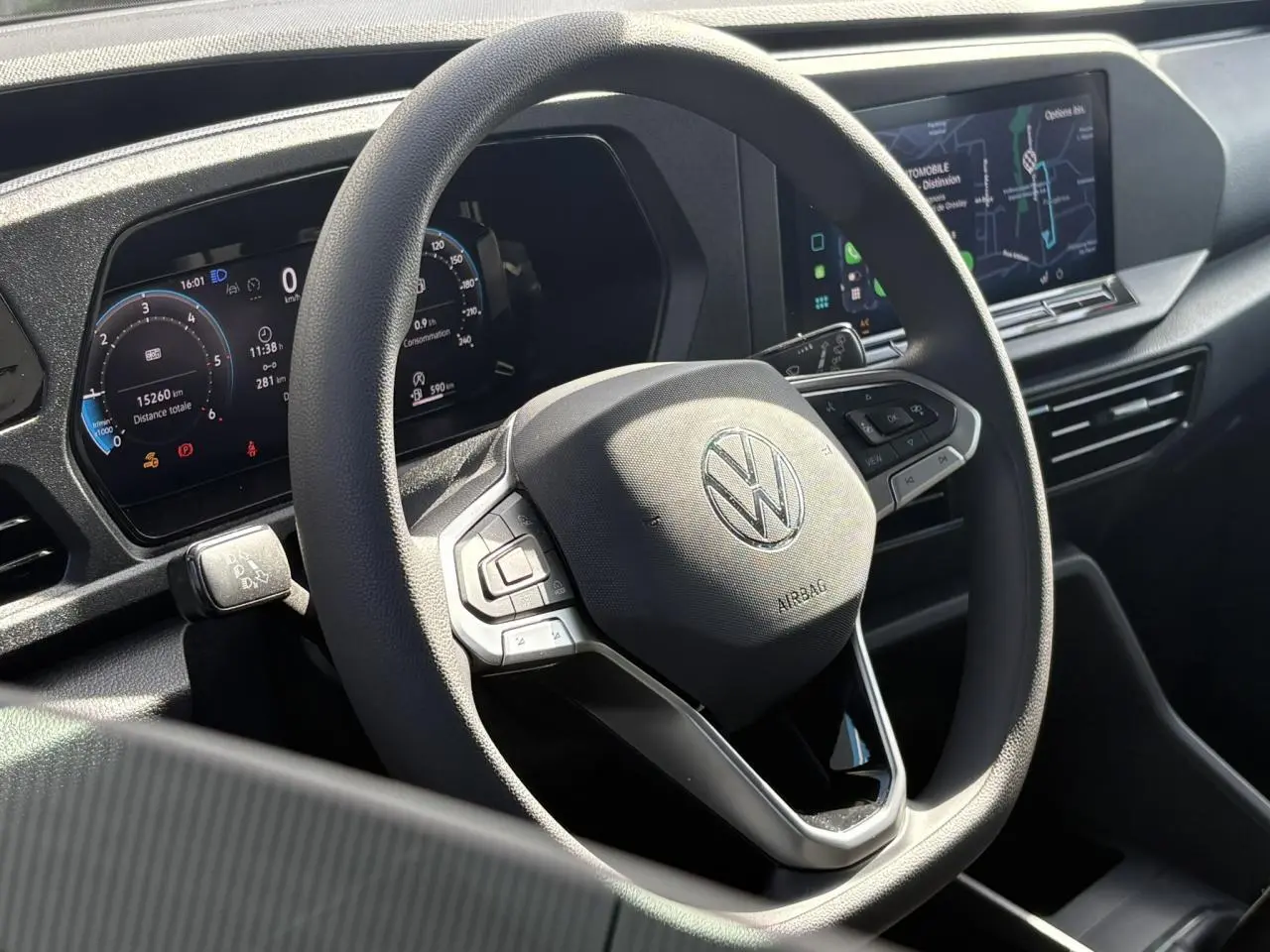 Vue rapprochée du volant multifonction et du tableau de bord numérique du Volkswagen Caddy 2024, intérieur noir.