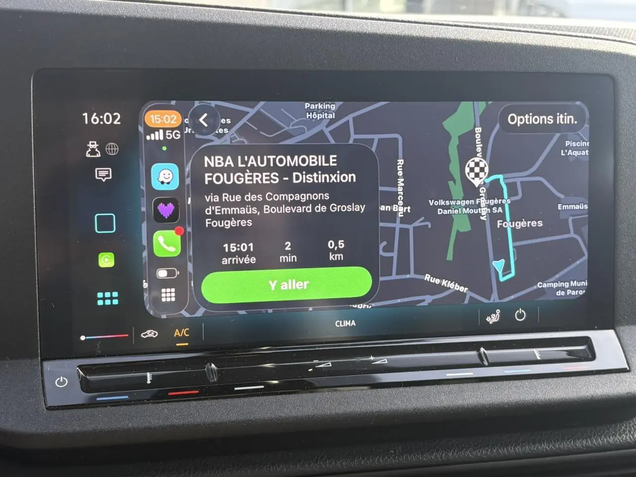 Écran tactile de navigation du Volkswagen Caddy 2024 affichant un itinéraire avec interface Apple CarPlay.