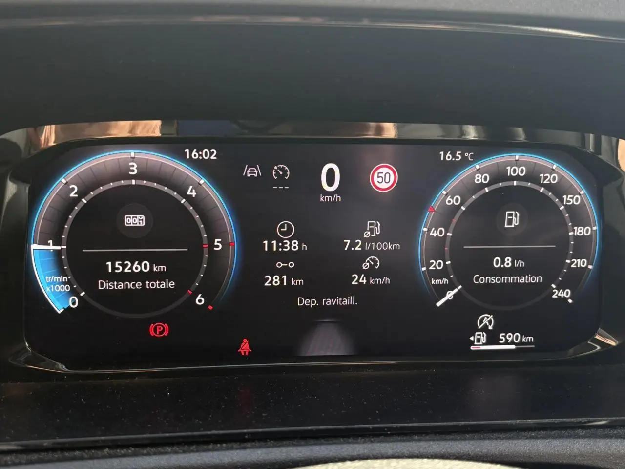 Tableau de bord numérique du Volkswagen Caddy 2024 affichant vitesse, consommation et kilométrage, vue frontale.