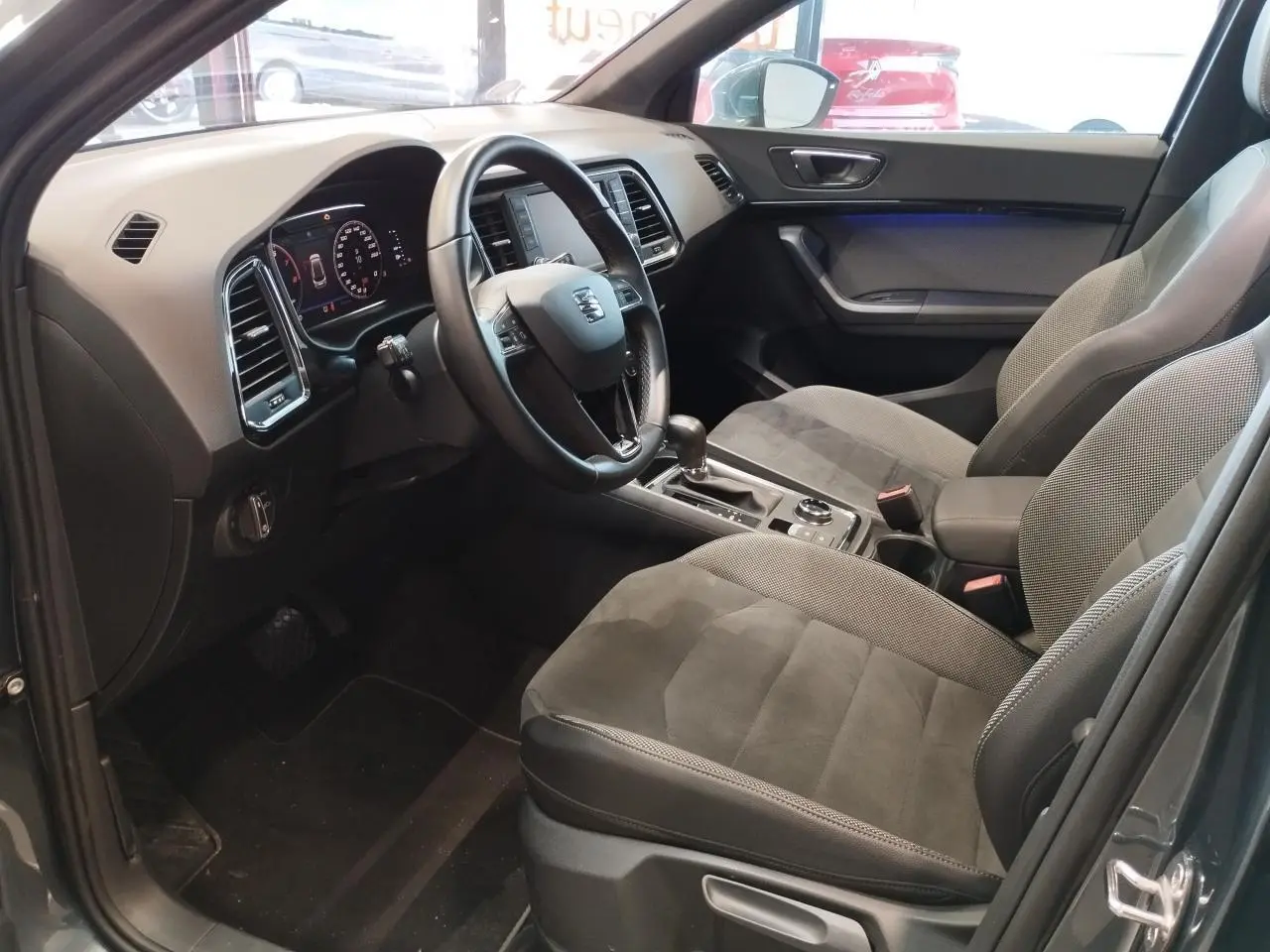 Intérieur avant droit du SEAT Ateca gris clair 2019, avec volant cuir multifonctions et sellerie alcantara.