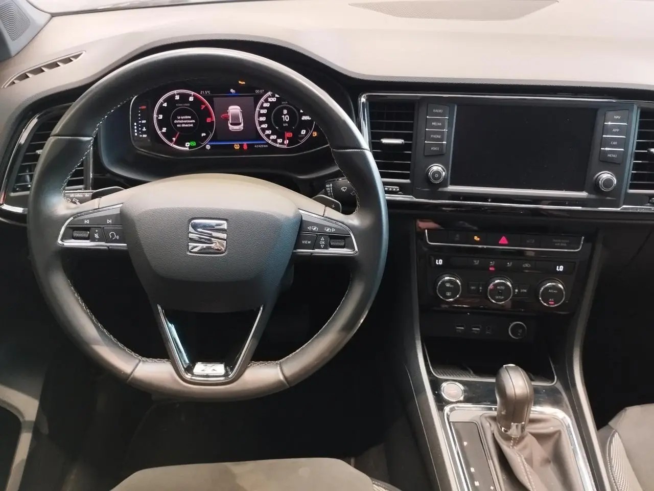 Vue intérieure du tableau de bord et volant cuir noir du SEAT Ateca 2019 avec écran tactile et commandes intégrées.