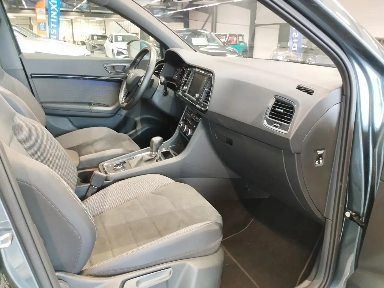 Intérieur avant droit du SEAT Ateca gris clair 2019, montrant sièges tissu et alcantara avec tableau de bord noir.