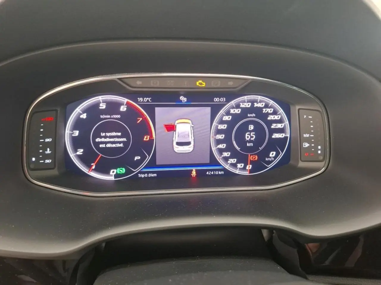 Affichage numérique du tableau de bord SEAT Ateca 2019 avec compte-tours, vitesse et alertes visibles.