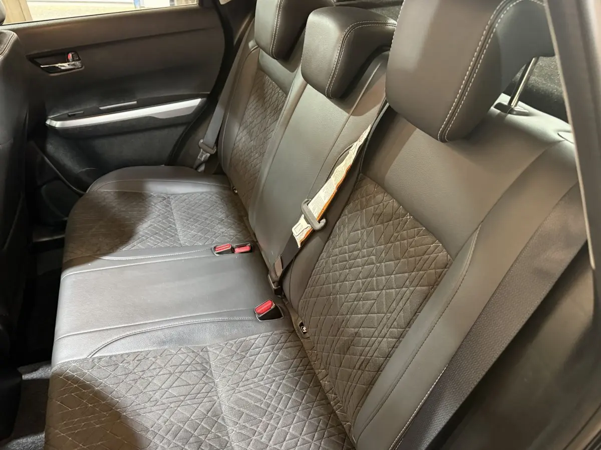 Vue intérieure côté droit des sièges arrière noirs en cuir et tissu matelassé du Suzuki Vitara 1.5 Hybrid Style 2022.
