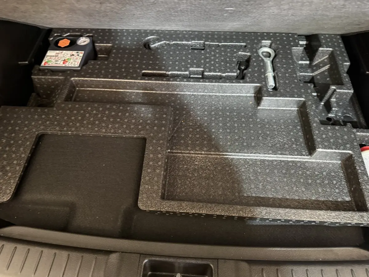 Rangement en mousse noire dans le coffre du Suzuki Vitara 1.5 Dualjet hybrid STYLE 2022, compartiments pour outils.