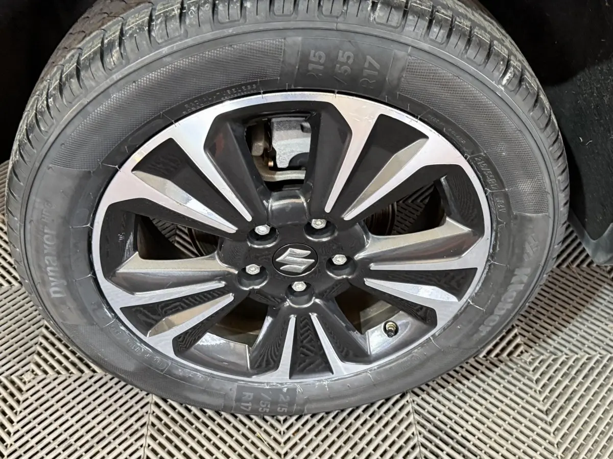 Gros plan sur la jante alliage bicolore noire et argentée d’un Suzuki Vitara 1.5 Dualjet hybrid STYLE 2022.