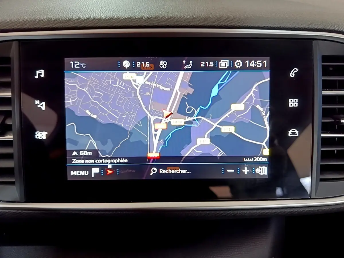Écran tactile central de navigation 10 pouces dans Peugeot 308 blanc, affichage carte et commandes digitales.