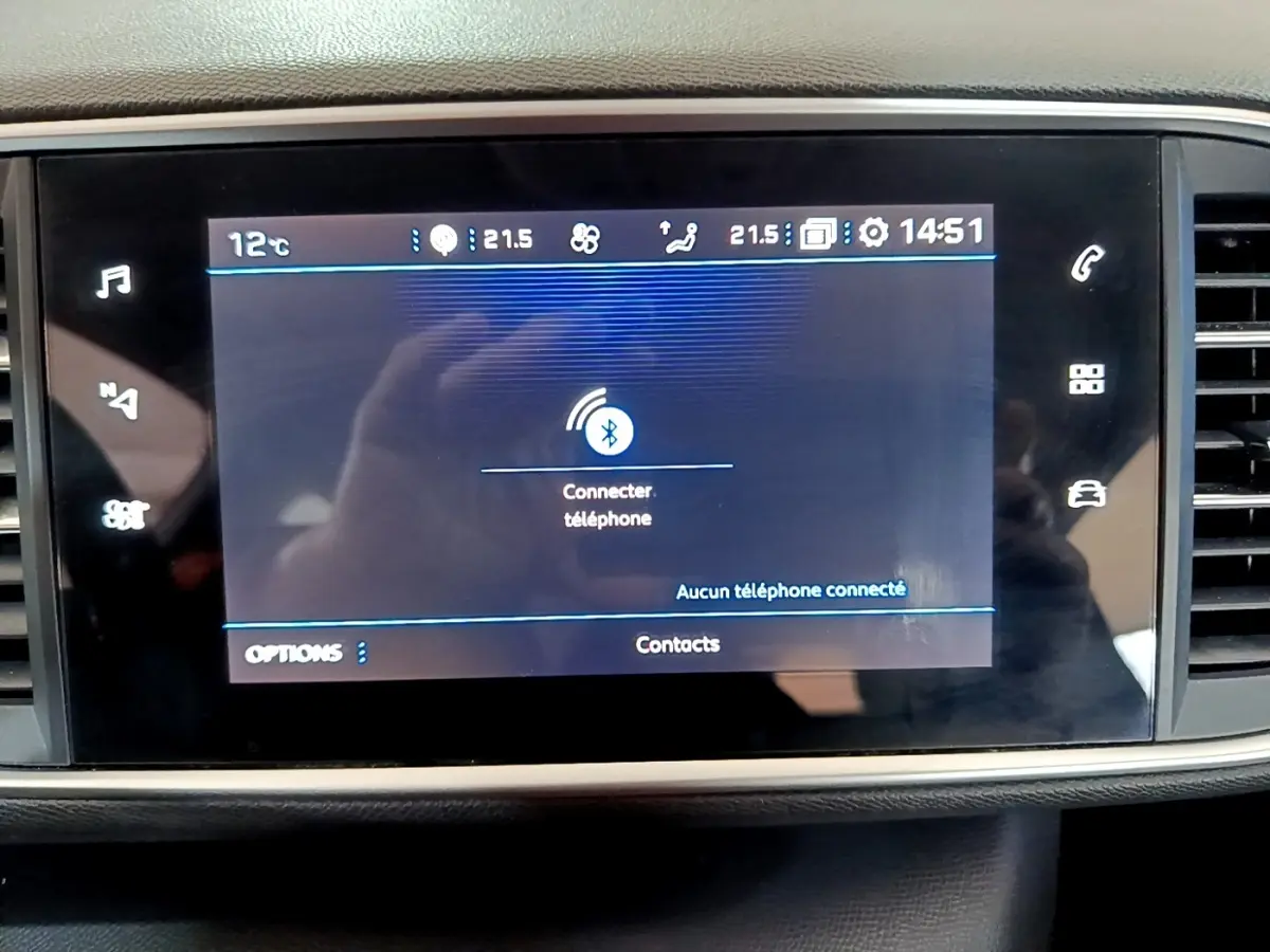 Écran tactile central de la Peugeot 308 blanc, affichant la connexion Bluetooth pour téléphone, vue de face.