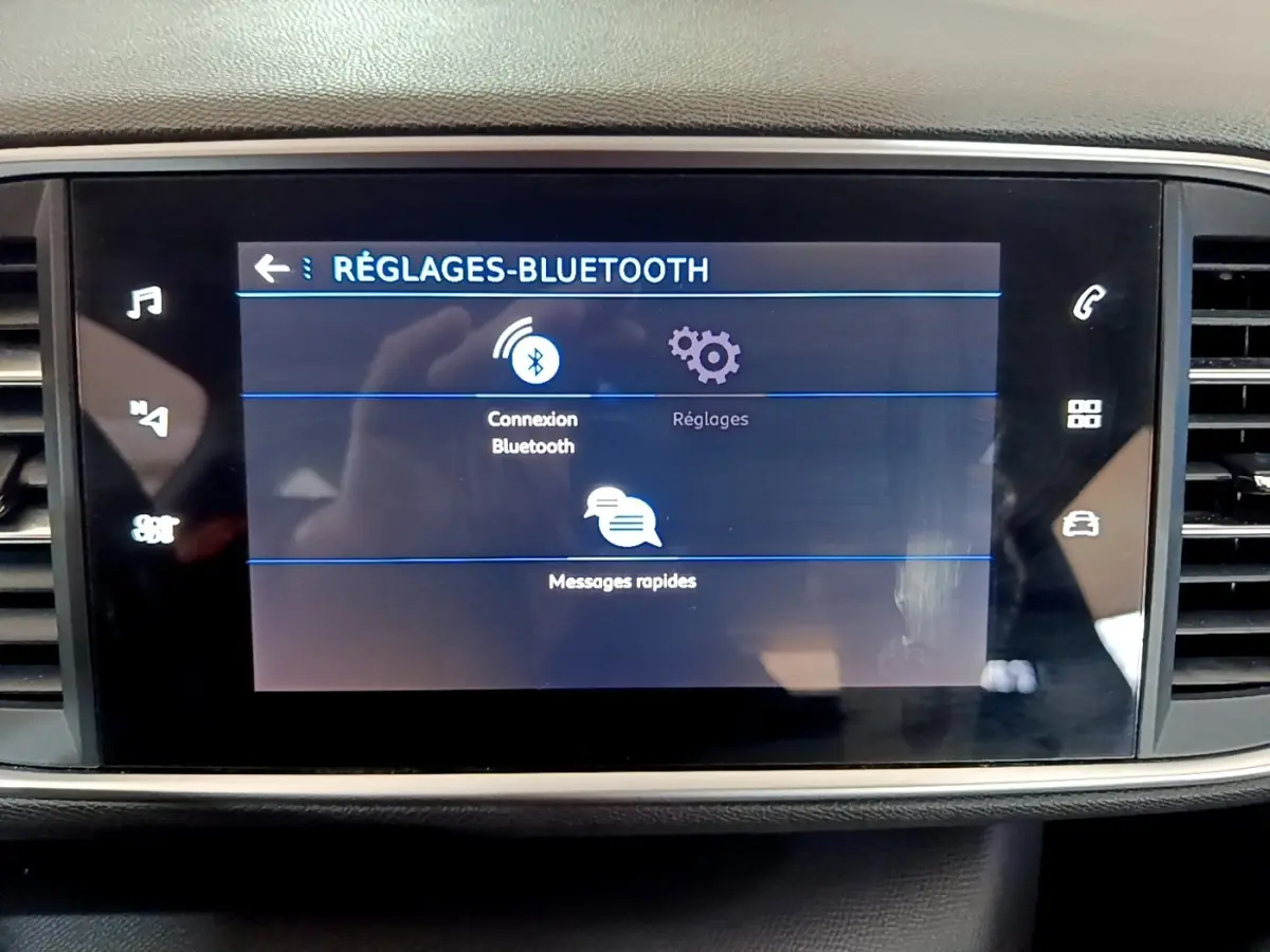 Écran tactile central affichant les réglages Bluetooth dans l’habitacle d’une Peugeot 308, vue de face.