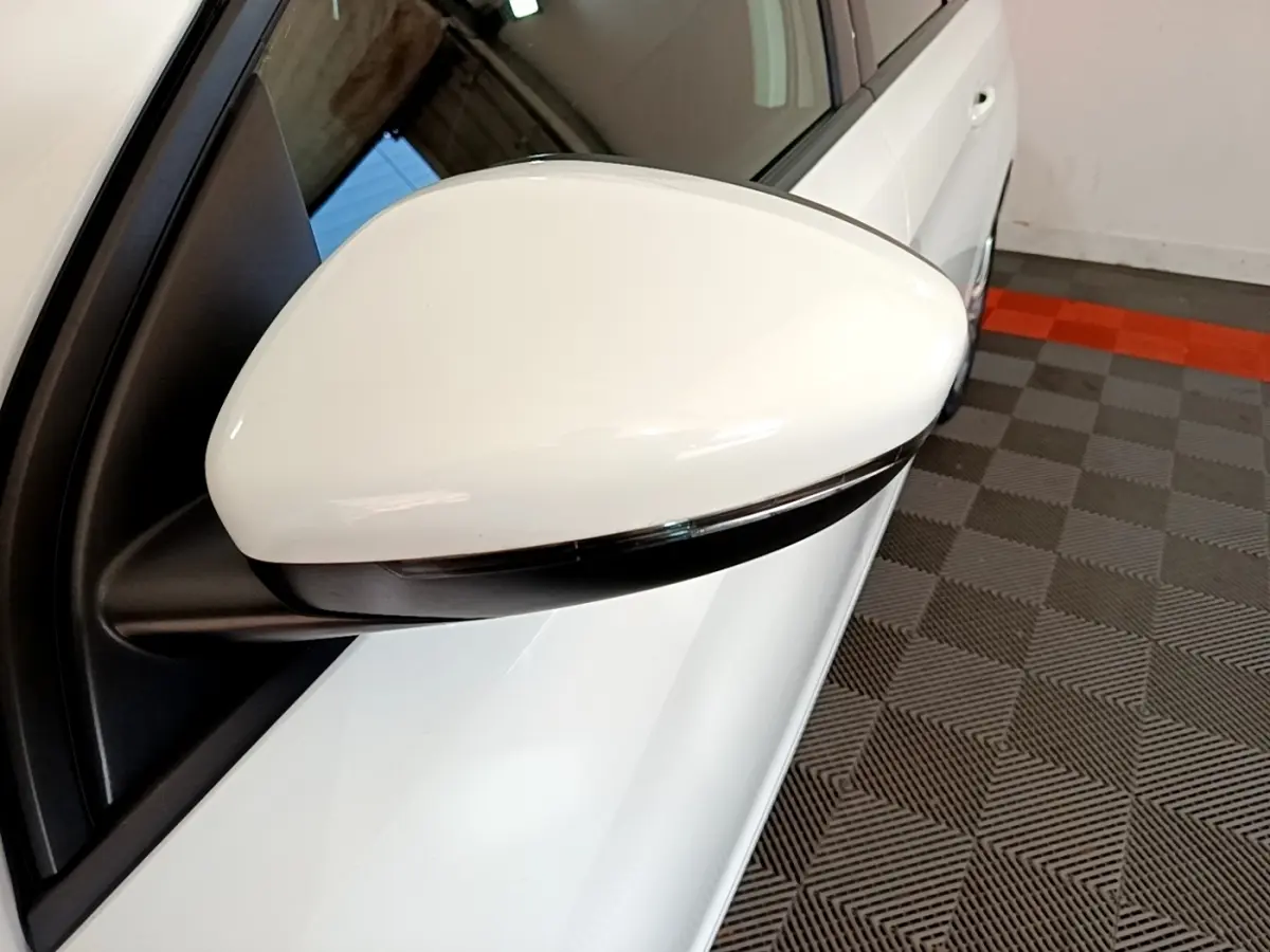 Gros plan sur le rétroviseur droit blanc de la Peugeot 308 2021, avec clignotant intégré, vue intérieure côté passager.