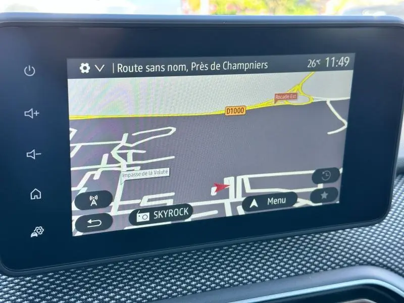Écran tactile du système de navigation de la Dacia Sandero Stepway 2025 affichant une carte routière.