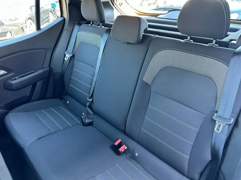Vue intérieure de la banquette arrière en tissu Stepway gris avec surpiqûres, ceintures et appuie-têtes visibles sur Dacia Sandero.