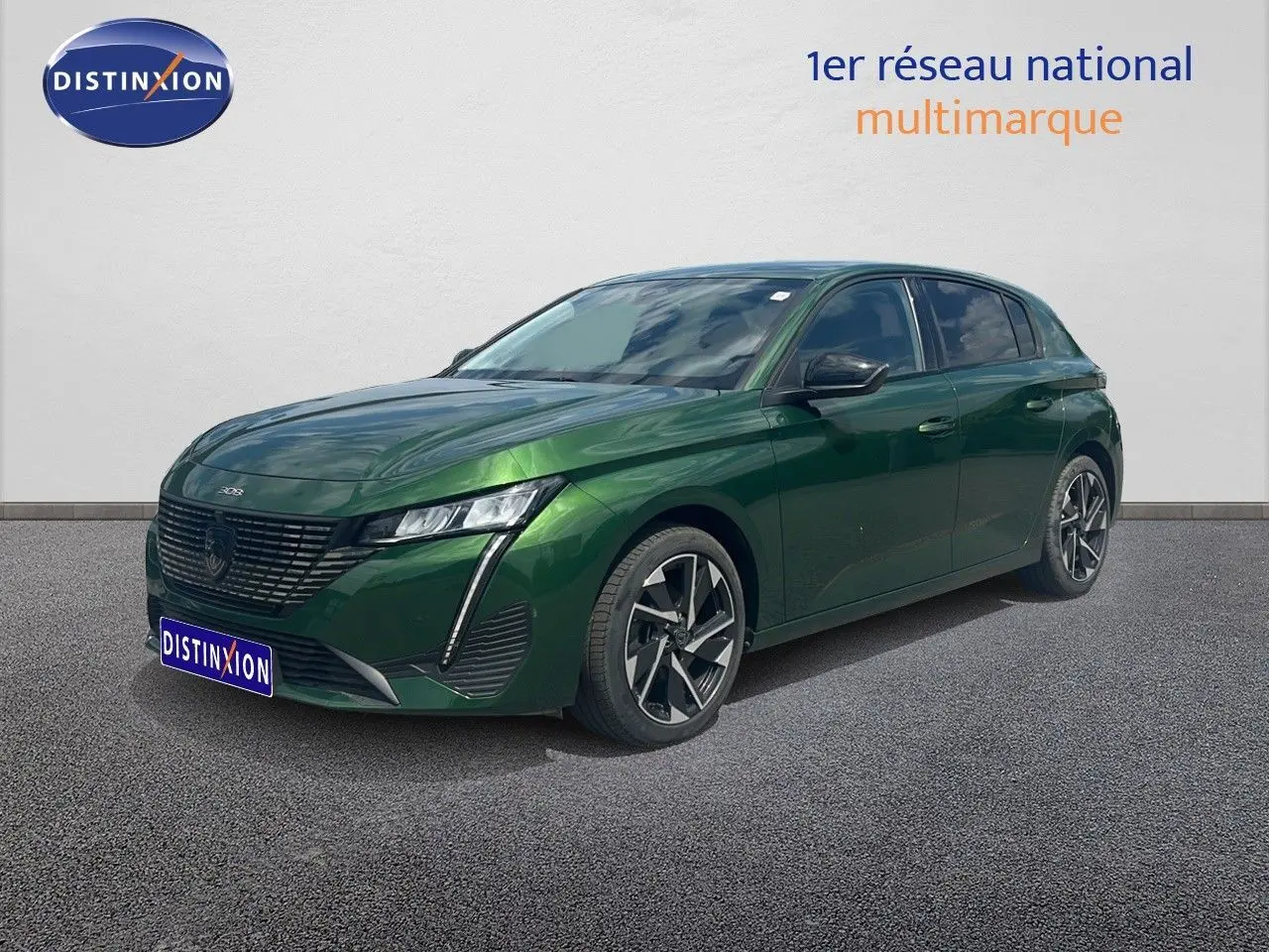 Peugeot 308 2024 vert olivine métal en 3/4 avant droit avec jantes alliage et calandre noire distinctive.