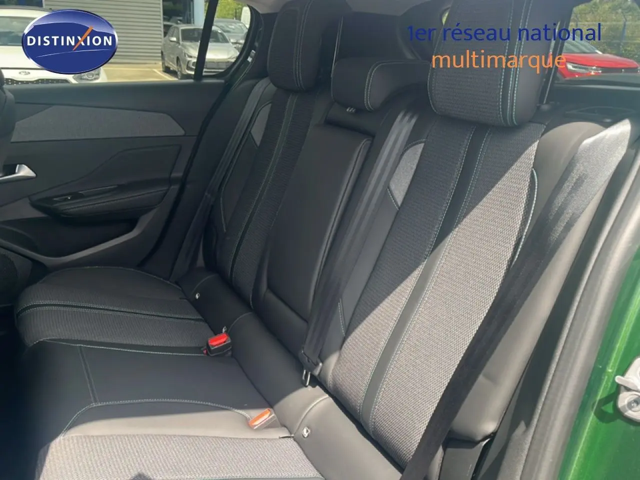 Vue intérieure des sièges arrière en tissu et cuir gris noir de la Peugeot 308 1.2 PureTech 130ch Allure 2024 vert olivine métal.