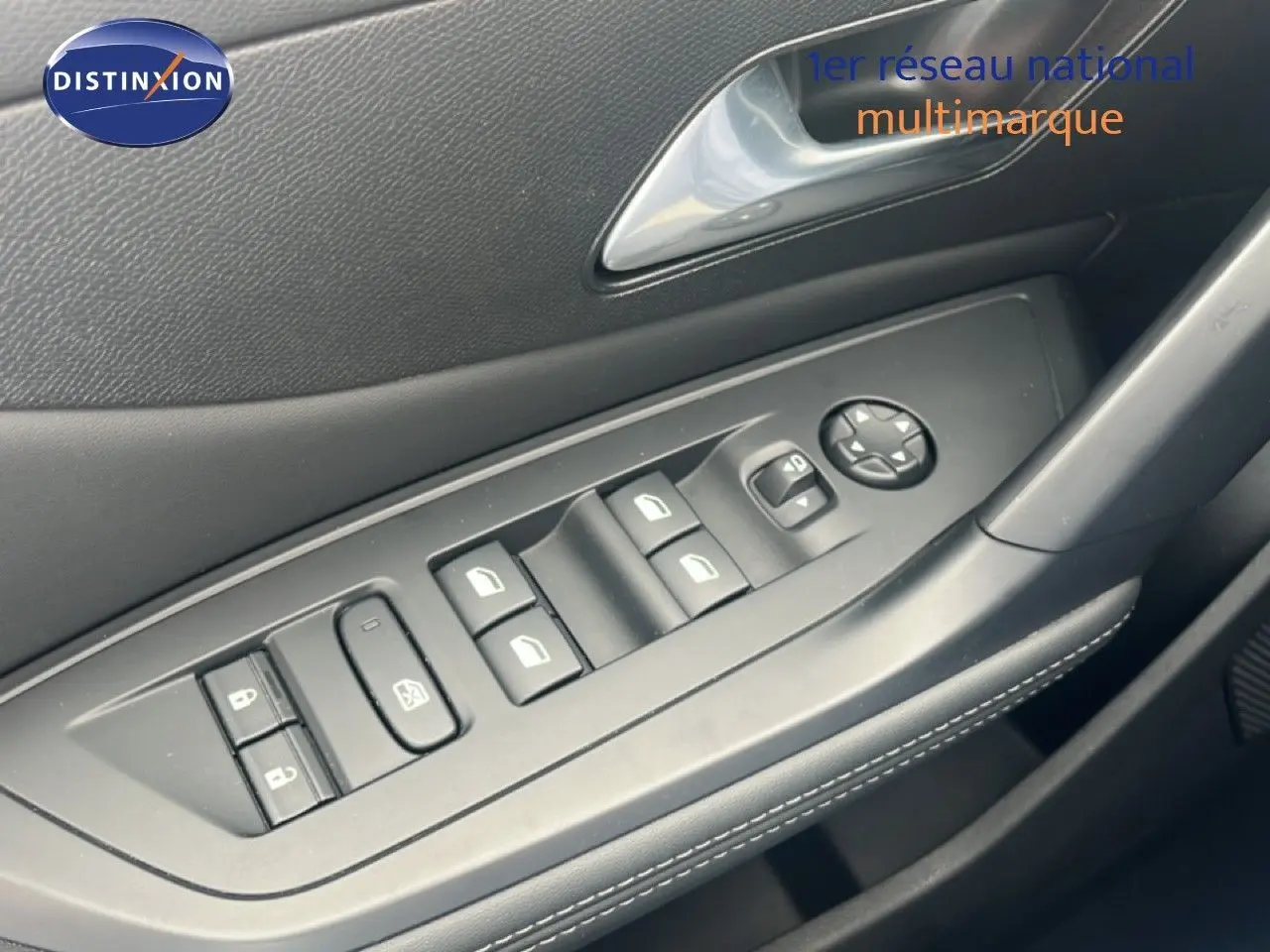 Gros plan sur la commande des vitres et rétroviseurs côté conducteur d'une Peugeot 308 2024, intérieur noir.
