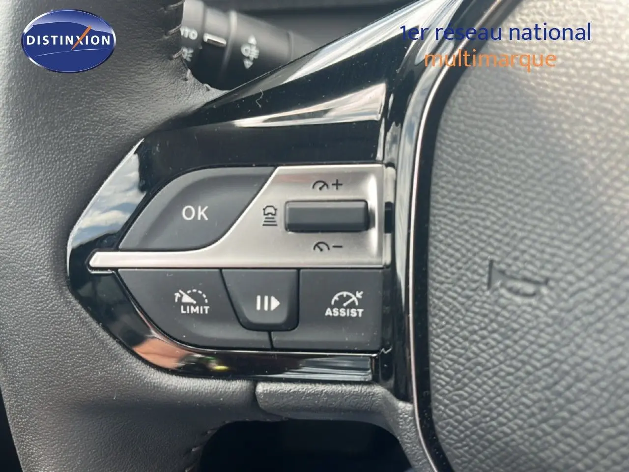Gros plan sur les commandes au volant noir de la Peugeot 308 1.2 PureTech 130ch Allure, finition 2024.