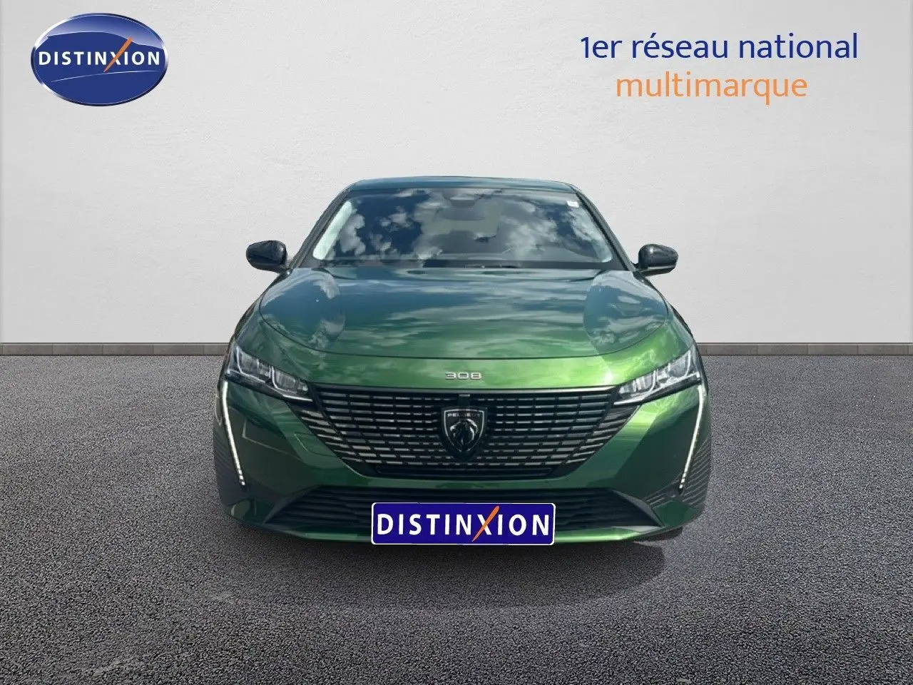 Vue avant d'une Peugeot 308 2024 vert olivine métallisé avec calandre noire et phares LED fins.